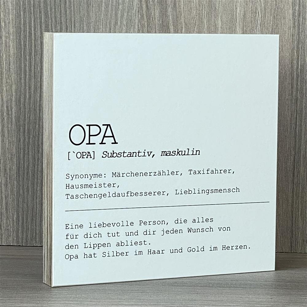 Der Wooden Block Art „Opa“ eignet sich auch als stilvolles Geschenk für Bekannte oder Familienmitglieder, die Großväter besonders schätzen. Mit personalisiertem Namen wird er zu einem einzigartigen Erinnerungsstück. Handgefertigt aus Naturholz, jedes Stück ein Unikat. Ideal für Geburtstage, Jubiläen oder als Dankeschön-Geschenk. Ein dekoratives, hochwertiges Präsent voller Charme und Herz.