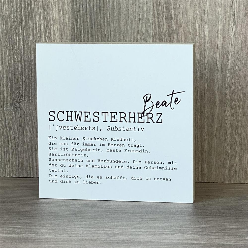 Dieser Wooden Block Art „Schwesterherz“ ist ein charmantes Geschenk für Freundinnen oder Lieblingsmenschen, die wie eine Schwester für dich sind. Der liebevolle Text fängt Nähe, Humor und Herzenswärme ein. Handgefertigt aus Naturholz, einzigartig und dekorativ. Perfekt als Mitbringsel, besondere Überraschung oder als stilvolles Andenken. Ein Unikat voller Persönlichkeit und Liebe.