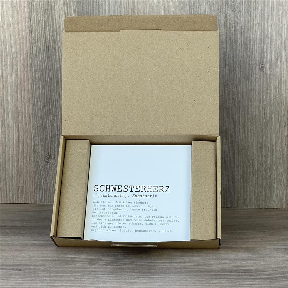 Dieser Wooden Block Art „Schwesterherz“ ist ein charmantes Geschenk für Freundinnen oder Lieblingsmenschen, die wie eine Schwester für dich sind. Der liebevolle Text fängt Nähe, Humor und Herzenswärme ein. Handgefertigt aus Naturholz, einzigartig und dekorativ. Perfekt als Mitbringsel, besondere Überraschung oder als stilvolles Andenken. Ein Unikat voller Persönlichkeit und Liebe.