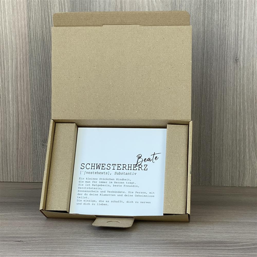 Der Wooden Block Art „Schwesterherz“ eignet sich auch als stilvolles Geschenk für Familienmitglieder oder Bekannte, die Geschwisterliebe feiern möchten. Mit personalisiertem Namen wird er zu einem einzigartigen Erinnerungsstück. Handgefertigt aus Naturholz, jedes Stück ein Unikat. Ideal für Geburtstage, Jubiläen oder als Dankeschön-Geschenk. Ein dekoratives, hochwertiges Präsent voller Herz und Charme.