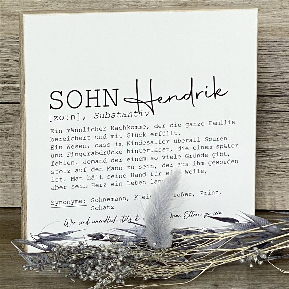 Ein liebevoller Wooden Block Art „Sohn“ – das perfekte Geschenk für deine Kinder, die das Familienglück bereichern. Der Text würdigt die besondere Beziehung zwischen Eltern und Sohn und drückt Stolz und Liebe aus. Handgefertigt aus Naturholz, jedes Stück ein Unikat. Ideal zum Geburtstag, Weihnachten oder als kleine Aufmerksamkeit. Ein emotionales, personalisiertes Geschenk voller Herz.