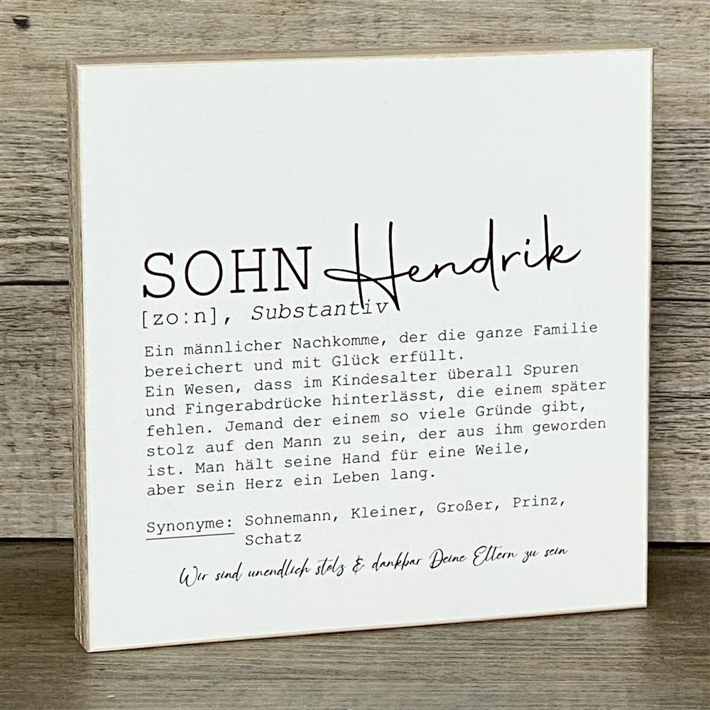 Ein liebevoller Wooden Block Art „Sohn“ – das perfekte Geschenk für deine Kinder, die das Familienglück bereichern. Der Text würdigt die besondere Beziehung zwischen Eltern und Sohn und drückt Stolz und Liebe aus. Handgefertigt aus Naturholz, jedes Stück ein Unikat. Ideal zum Geburtstag, Weihnachten oder als kleine Aufmerksamkeit. Ein emotionales, personalisiertes Geschenk voller Herz.