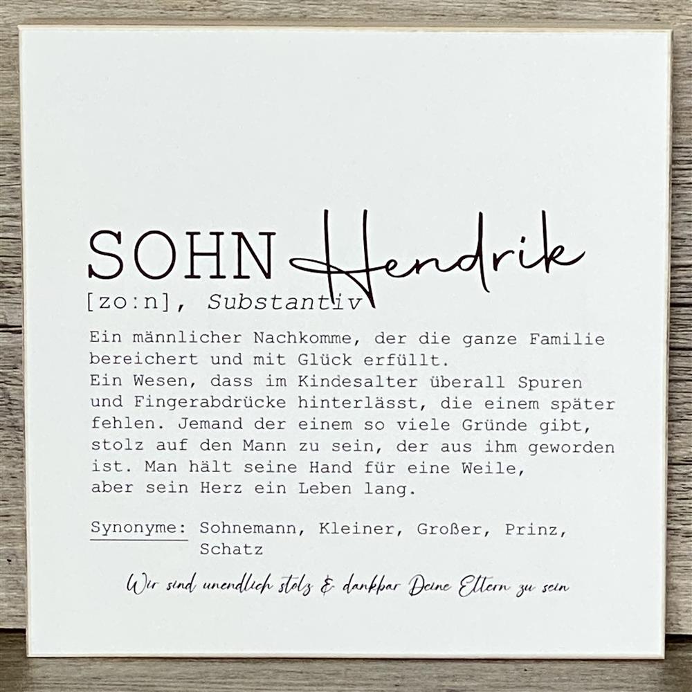 Ein liebevoller Wooden Block Art „Sohn“ – das perfekte Geschenk für deine Kinder, die das Familienglück bereichern. Der Text würdigt die besondere Beziehung zwischen Eltern und Sohn und drückt Stolz und Liebe aus. Handgefertigt aus Naturholz, jedes Stück ein Unikat. Ideal zum Geburtstag, Weihnachten oder als kleine Aufmerksamkeit. Ein emotionales, personalisiertes Geschenk voller Herz.