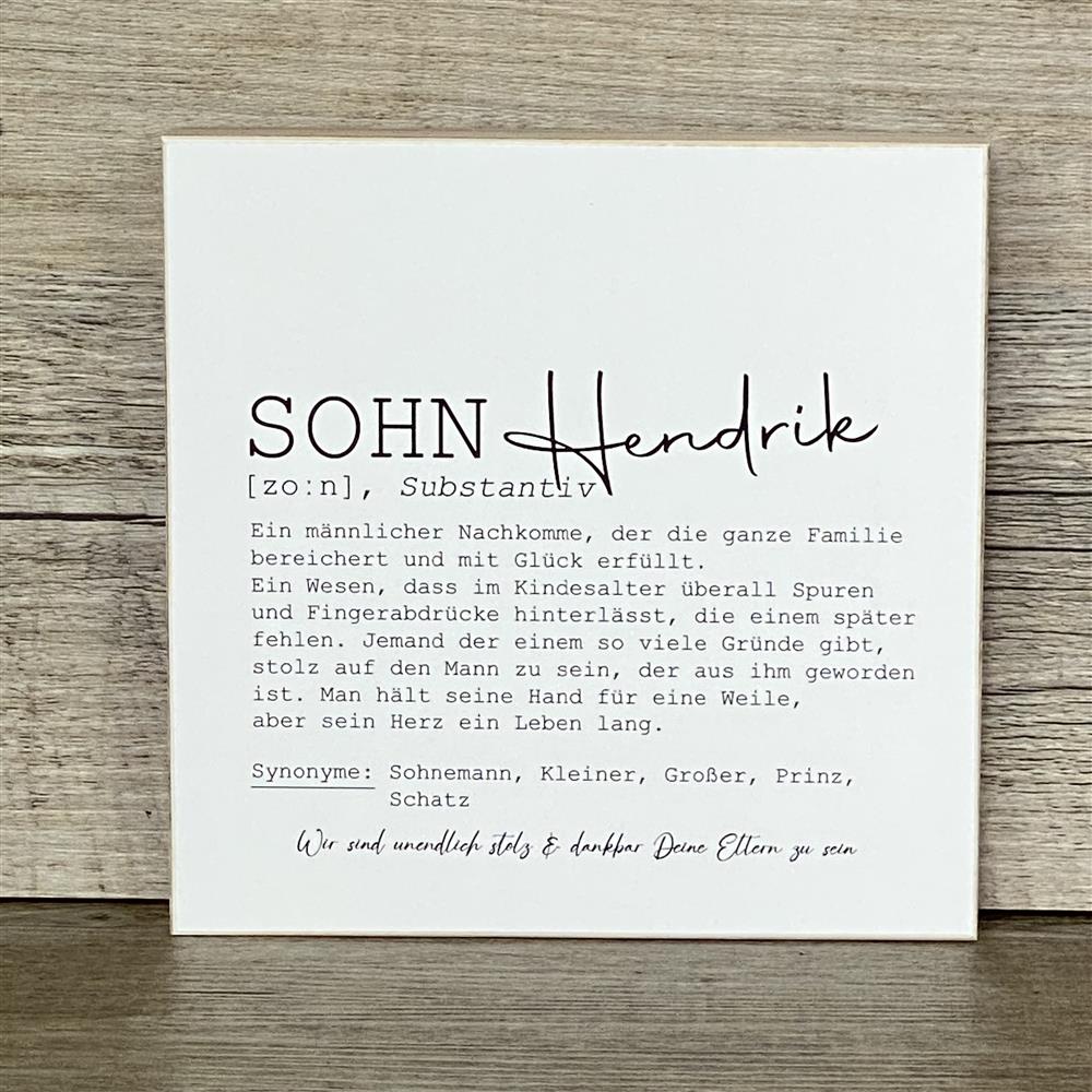 Dieser Wooden Block Art „Sohn“ ist ein charmantes Geschenk für Freunde oder Lieblingsmenschen, die ihren Sohn feiern möchten. Mit liebevollen Synonymen wie Prinz und Schatz fängt er Wärme, Stolz und Freude ein. Handgefertigt aus Naturholz, einzigartig und dekorativ. Perfekt als besondere Überraschung, zu besonderen Anlässen oder einfach als liebevolles Andenken. Ein stilvolles Unikat voller Persönlichkeit.