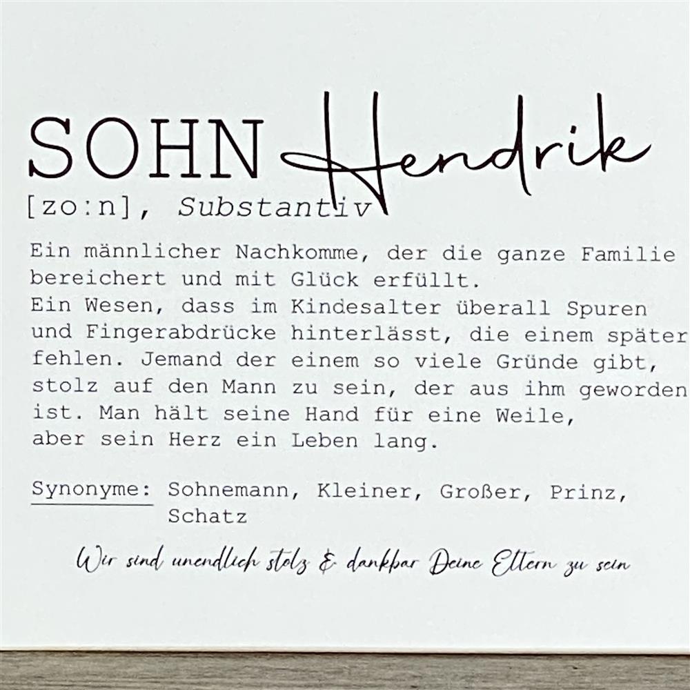 Dieser Wooden Block Art „Sohn“ ist ein charmantes Geschenk für Freunde oder Lieblingsmenschen, die ihren Sohn feiern möchten. Mit liebevollen Synonymen wie Prinz und Schatz fängt er Wärme, Stolz und Freude ein. Handgefertigt aus Naturholz, einzigartig und dekorativ. Perfekt als besondere Überraschung, zu besonderen Anlässen oder einfach als liebevolles Andenken. Ein stilvolles Unikat voller Persönlichkeit.