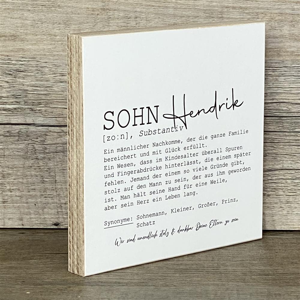 Dieser Wooden Block Art „Sohn“ ist ein charmantes Geschenk für Freunde oder Lieblingsmenschen, die ihren Sohn feiern möchten. Mit liebevollen Synonymen wie Prinz und Schatz fängt er Wärme, Stolz und Freude ein. Handgefertigt aus Naturholz, einzigartig und dekorativ. Perfekt als besondere Überraschung, zu besonderen Anlässen oder einfach als liebevolles Andenken. Ein stilvolles Unikat voller Persönlichkeit.