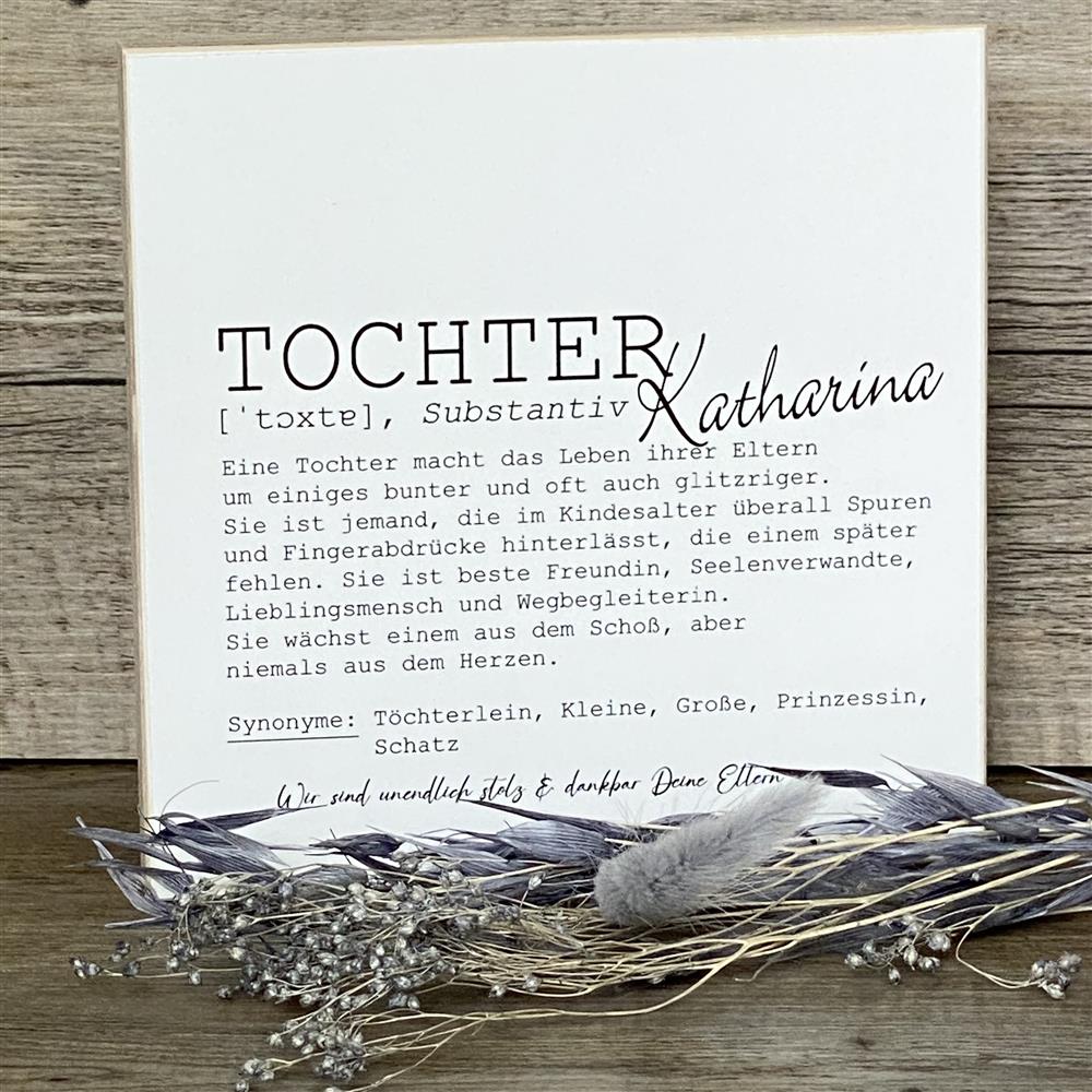 Ein liebevoller Wooden Block Art „Tochter“ – das perfekte Geschenk für deine Tochter, die das Familienleben bunter und glitzernder macht. Der Text würdigt ihre besondere Rolle als Lieblingsmensch, Wegbegleiterin und Seelenverwandte. Handgefertigt aus Naturholz, jedes Stück ein Unikat. Ideal zum Geburtstag, Weihnachten oder als kleine Aufmerksamkeit. Ein emotionales, personalisiertes Geschenk voller Herz.
