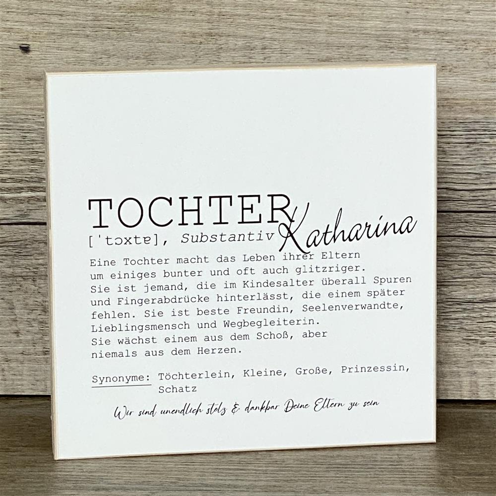 Ein liebevoller Wooden Block Art „Tochter“ – das perfekte Geschenk für deine Tochter, die das Familienleben bunter und glitzernder macht. Der Text würdigt ihre besondere Rolle als Lieblingsmensch, Wegbegleiterin und Seelenverwandte. Handgefertigt aus Naturholz, jedes Stück ein Unikat. Ideal zum Geburtstag, Weihnachten oder als kleine Aufmerksamkeit. Ein emotionales, personalisiertes Geschenk voller Herz.