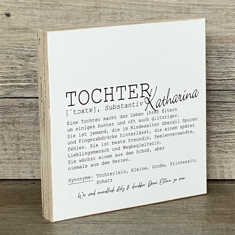 Ein liebevoller Wooden Block Art „Tochter“ – das perfekte Geschenk für deine Tochter, die das Familienleben bunter und glitzernder macht. Der Text würdigt ihre besondere Rolle als Lieblingsmensch, Wegbegleiterin und Seelenverwandte. Handgefertigt aus Naturholz, jedes Stück ein Unikat. Ideal zum Geburtstag, Weihnachten oder als kleine Aufmerksamkeit. Ein emotionales, personalisiertes Geschenk voller Herz.