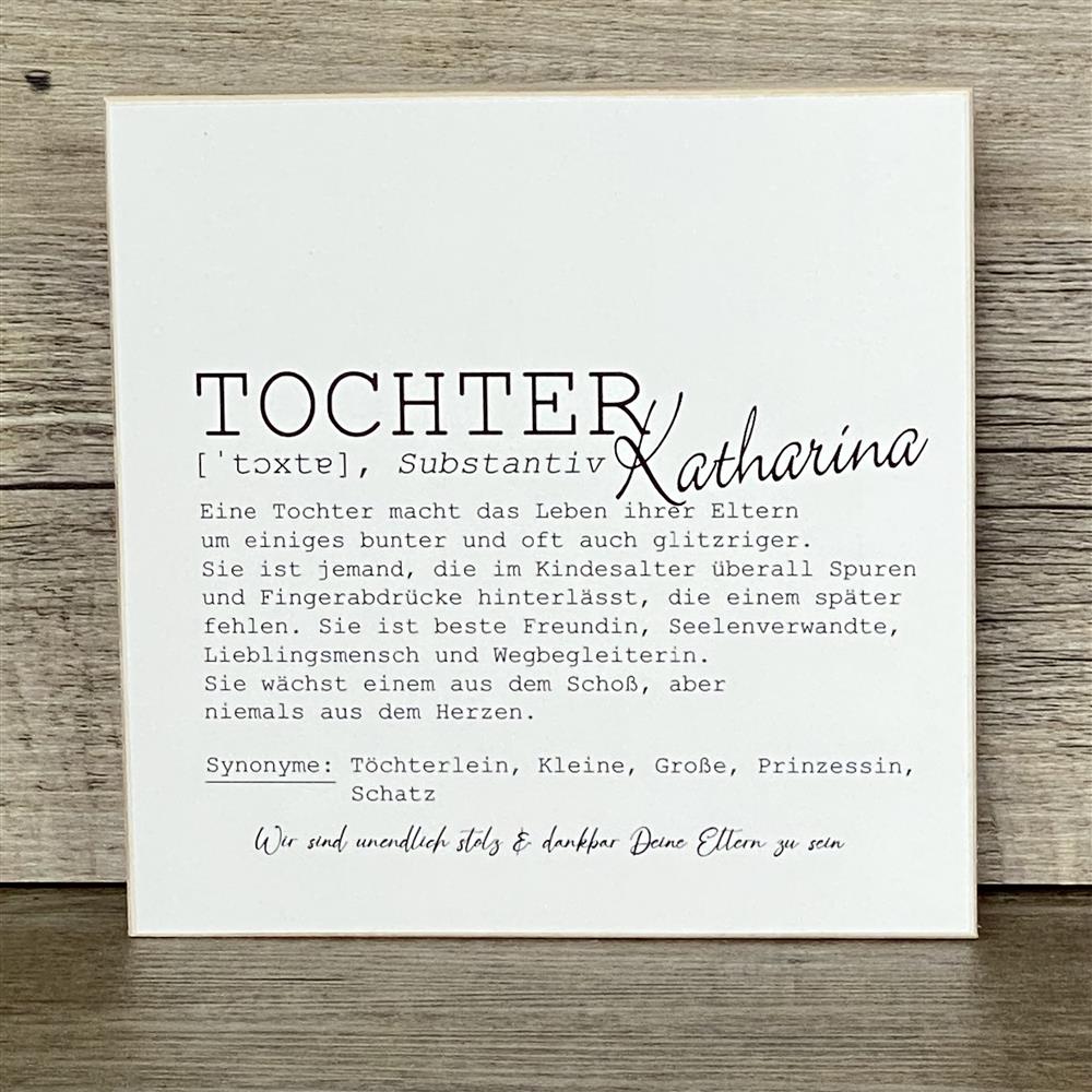Dieser Wooden Block Art „Tochter“ ist ein charmantes Geschenk für Freundinnen oder Lieblingsmenschen, die wie eine Tochter für dich sind. Mit liebevollen Synonymen wie Prinzessin und Schatz zeigt er Stolz, Liebe und Wertschätzung. Handgefertigt aus Naturholz, einzigartig und dekorativ. Perfekt als besondere Überraschung oder stilvolles Andenken. Ein stilvolles Unikat voller Persönlichkeit.