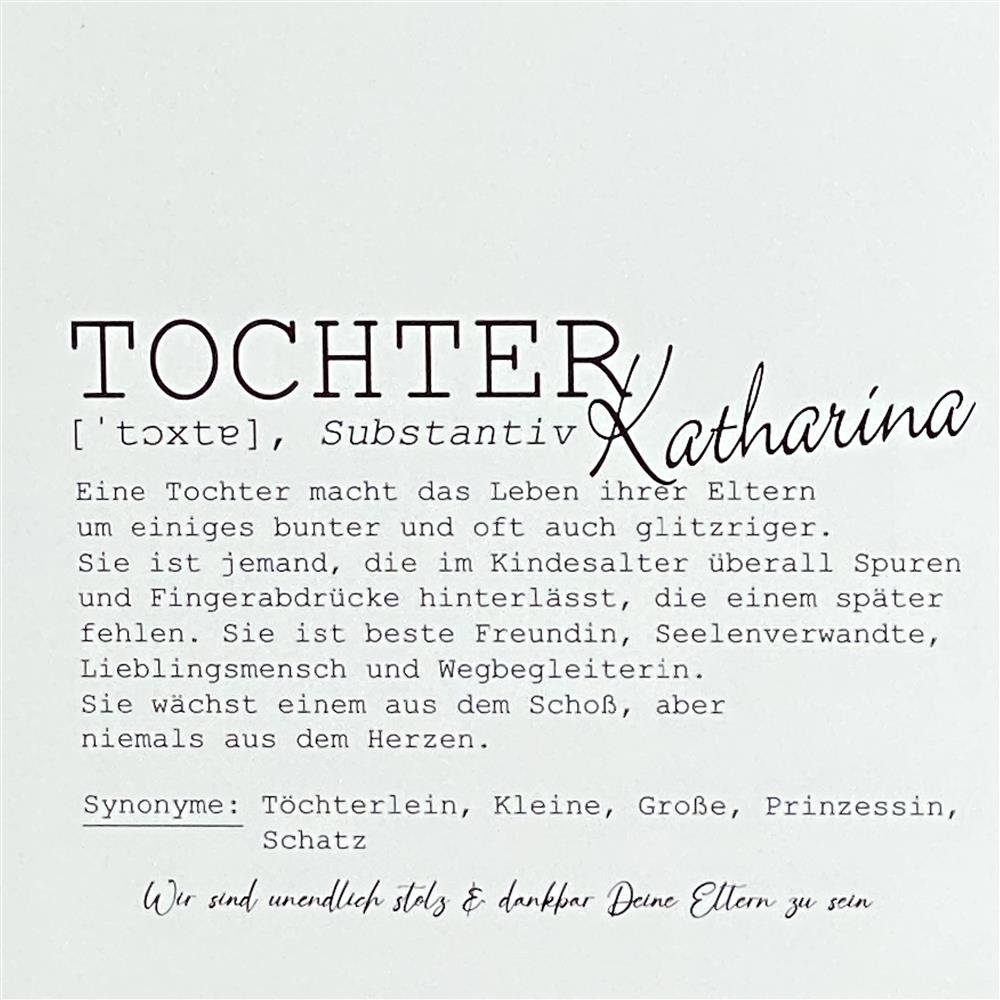 Dieser Wooden Block Art „Tochter“ ist ein charmantes Geschenk für Freundinnen oder Lieblingsmenschen, die wie eine Tochter für dich sind. Mit liebevollen Synonymen wie Prinzessin und Schatz zeigt er Stolz, Liebe und Wertschätzung. Handgefertigt aus Naturholz, einzigartig und dekorativ. Perfekt als besondere Überraschung oder stilvolles Andenken. Ein stilvolles Unikat voller Persönlichkeit.