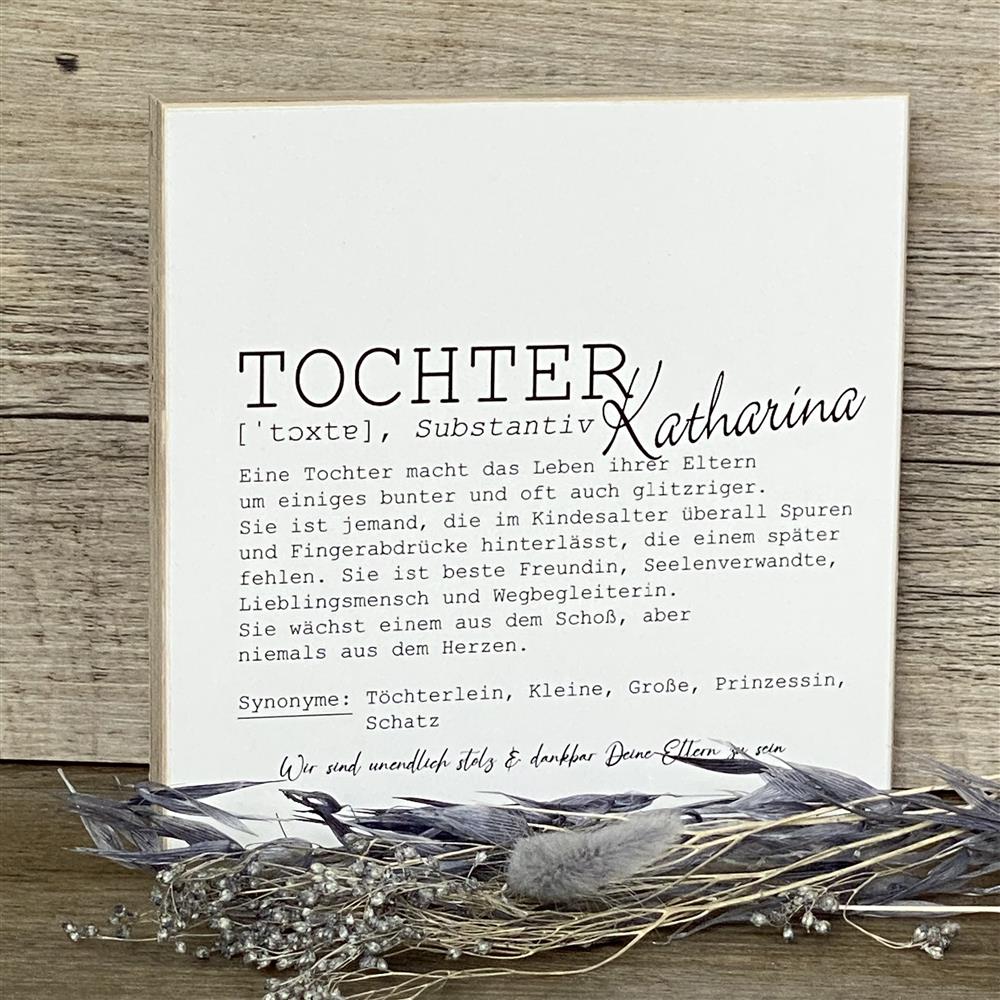 Dieser Wooden Block Art „Tochter“ ist ein charmantes Geschenk für Freundinnen oder Lieblingsmenschen, die wie eine Tochter für dich sind. Mit liebevollen Synonymen wie Prinzessin und Schatz zeigt er Stolz, Liebe und Wertschätzung. Handgefertigt aus Naturholz, einzigartig und dekorativ. Perfekt als besondere Überraschung oder stilvolles Andenken. Ein stilvolles Unikat voller Persönlichkeit.