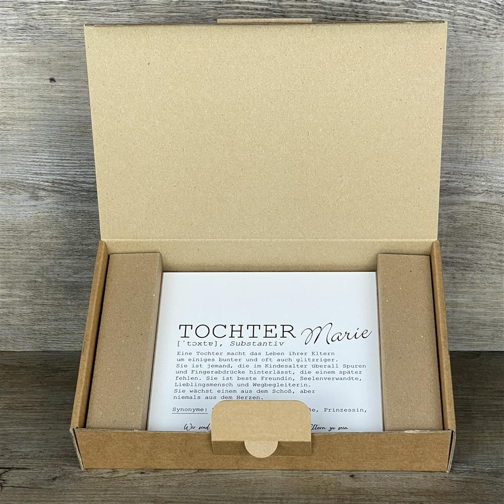 Der Wooden Block Art „Tochter“ eignet sich auch als originelles Geschenk für Familienmitglieder oder Bekannte, die die Vater-/Mutter-Tochter-Beziehung feiern möchten. Mit personalisiertem Namen wird er zu einem einzigartigen Erinnerungsstück. Handgefertigt aus Naturholz, jedes Stück ein Unikat. Ideal für Geburtstage, Jubiläen oder besondere Anlässe. Ein dekoratives, hochwertiges Präsent voller Herz und Charme.