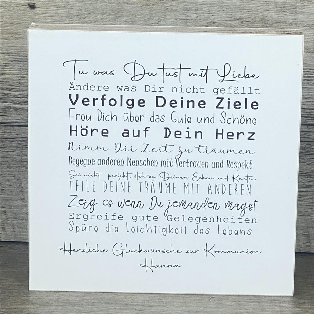Ein inspirierender Wooden Block Art zur Kommunion – mit motivierenden Sprüchen wie „Tue was Du tust mit Liebe“ und „Verfolge Deine Ziele“. Das perfekte Geschenk für Kinder in der Familie, z. B. für Sohn oder Tochter. Handgefertigt aus Naturholz, jedes Stück ein Unikat. Ideal als persönliche Aufmerksamkeit oder als Erinnerung an diesen besonderen Tag. Ein emotionales, dekoratives Geschenk voller Herz.