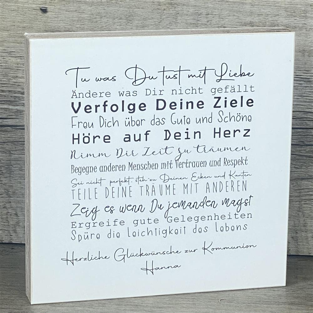 Ein inspirierender Wooden Block Art zur Kommunion – mit motivierenden Sprüchen wie „Tue was Du tust mit Liebe“ und „Verfolge Deine Ziele“. Das perfekte Geschenk für Kinder in der Familie, z. B. für Sohn oder Tochter. Handgefertigt aus Naturholz, jedes Stück ein Unikat. Ideal als persönliche Aufmerksamkeit oder als Erinnerung an diesen besonderen Tag. Ein emotionales, dekoratives Geschenk voller Herz.