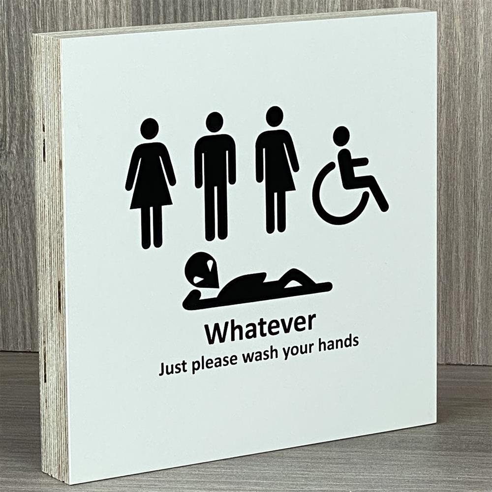 Ein humorvoller Wooden Block Art mit dem Aufdruck „Whatever, Just please wash your hands“ – das perfekte Geschenk für Familie, z. B. Eltern oder Geschwister mit Sinn für Spaß. Handgefertigt aus Naturholz, jedes Stück ein Unikat. Ideal als kleine Aufmerksamkeit, Mitbringsel oder Dekoration im Bad oder Gäste-WC. Ein witziges, dekoratives Geschenk voller Charme.