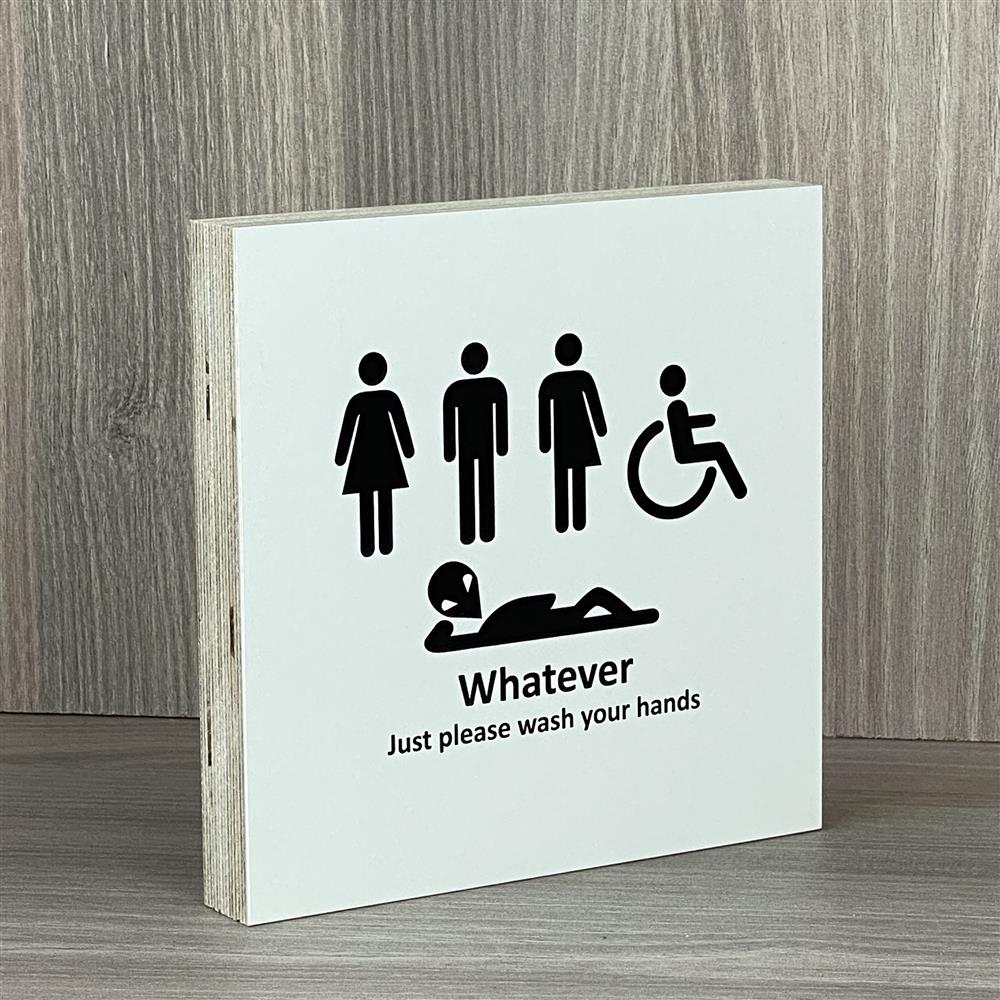 Ein humorvoller Wooden Block Art mit dem Aufdruck „Whatever, Just please wash your hands“ – das perfekte Geschenk für Familie, z. B. Eltern oder Geschwister mit Sinn für Spaß. Handgefertigt aus Naturholz, jedes Stück ein Unikat. Ideal als kleine Aufmerksamkeit, Mitbringsel oder Dekoration im Bad oder Gäste-WC. Ein witziges, dekoratives Geschenk voller Charme.