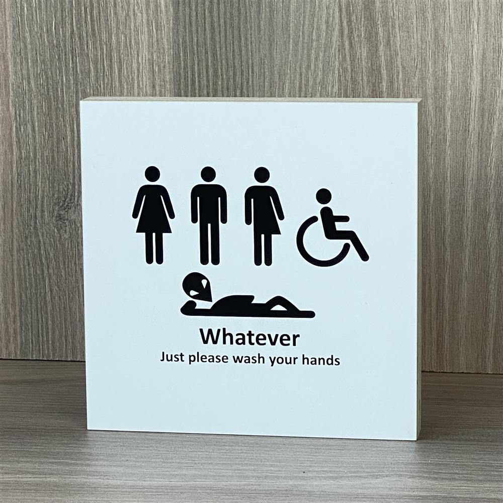 Ein humorvoller Wooden Block Art mit dem Aufdruck „Whatever, Just please wash your hands“ – das perfekte Geschenk für Familie, z. B. Eltern oder Geschwister mit Sinn für Spaß. Handgefertigt aus Naturholz, jedes Stück ein Unikat. Ideal als kleine Aufmerksamkeit, Mitbringsel oder Dekoration im Bad oder Gäste-WC. Ein witziges, dekoratives Geschenk voller Charme.