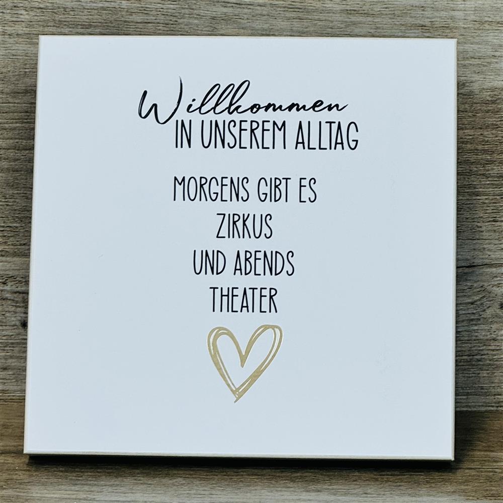 Ein Wooden Block „Willkommen in unserem Alltag“ mit Goldprägung – das perfekte Geschenk zum Umzug oder Einzug für Familie, z. B. für Eltern oder Großeltern. Der humorvolle Spruch „Morgens Zirkus, abends Theater“ fängt den Alltag auf charmante Weise ein. Handgefertigt aus Naturholz, jedes Stück ein Unikat. Ein dekoratives, persönliches Geschenk voller Herz und Stil.