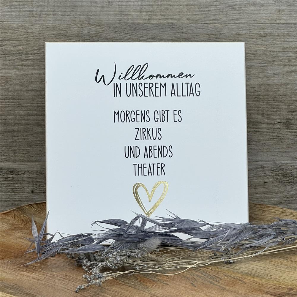 Der Wooden Block „Willkommen in unserem Alltag“ eignet sich auch als originelles Geschenk für Kollegen, Bekannte oder Nachbarn zum Einzug. Mit Goldprägung wirkt er besonders edel und symbolträchtig. Handgefertigt aus Naturholz, jedes Stück ein Unikat. Ideal als dekoratives Highlight im neuen Zuhause. Ein hochwertiges, persönliches Präsent voller Freude und Humor.