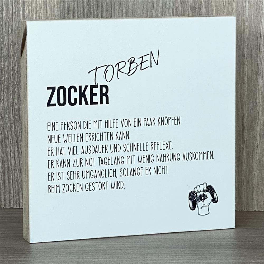 Überrasche deinen Sohn oder Bruder zu Ostern mit diesem handgefertigten Wooden Block Art „Zocker“. Mit personalisiertem Namen wird er zum Highlight auf jedem Schreibtisch. Ideal für Gaming-Fans, die stundenlang neue Welten erschaffen. Jedes Stück ist ein Unikat aus Naturholz, 15x15x2,2 cm, dazu die passende Mini-Staffelei erhältlich. Perfekt für Jungen und junge Männer, die Zocken lieben.