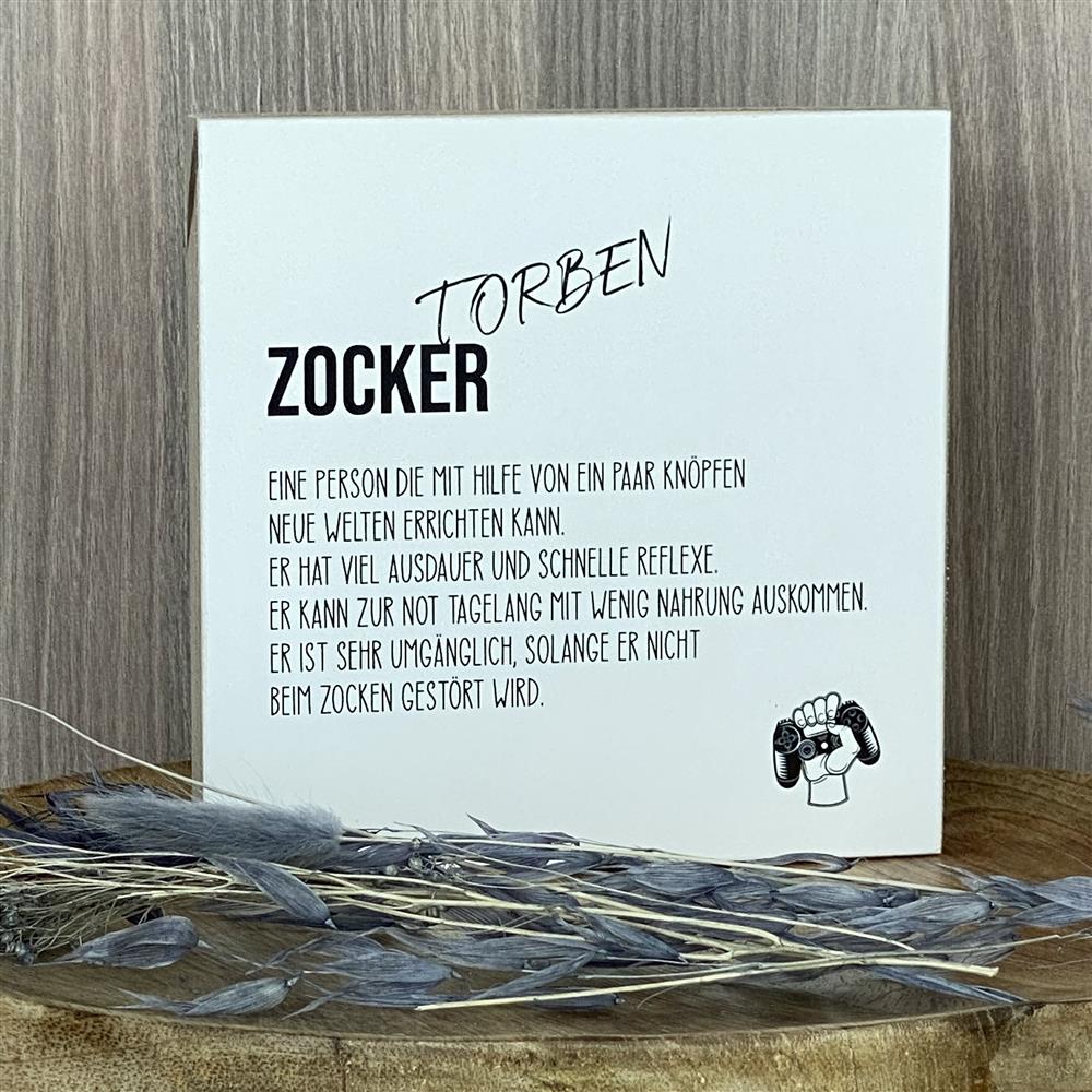 Überrasche deinen Sohn oder Bruder zu Ostern mit diesem handgefertigten Wooden Block Art „Zocker“. Mit personalisiertem Namen wird er zum Highlight auf jedem Schreibtisch. Ideal für Gaming-Fans, die stundenlang neue Welten erschaffen. Jedes Stück ist ein Unikat aus Naturholz, 15x15x2,2 cm, dazu die passende Mini-Staffelei erhältlich. Perfekt für Jungen und junge Männer, die Zocken lieben.