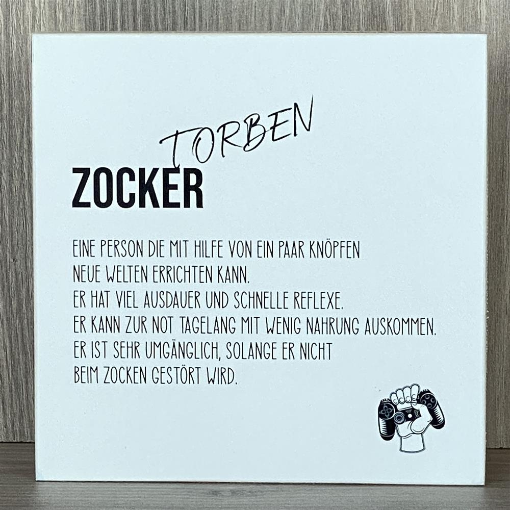 Überrasche deinen Sohn oder Bruder zu Ostern mit diesem handgefertigten Wooden Block Art „Zocker“. Mit personalisiertem Namen wird er zum Highlight auf jedem Schreibtisch. Ideal für Gaming-Fans, die stundenlang neue Welten erschaffen. Jedes Stück ist ein Unikat aus Naturholz, 15x15x2,2 cm, dazu die passende Mini-Staffelei erhältlich. Perfekt für Jungen und junge Männer, die Zocken lieben.