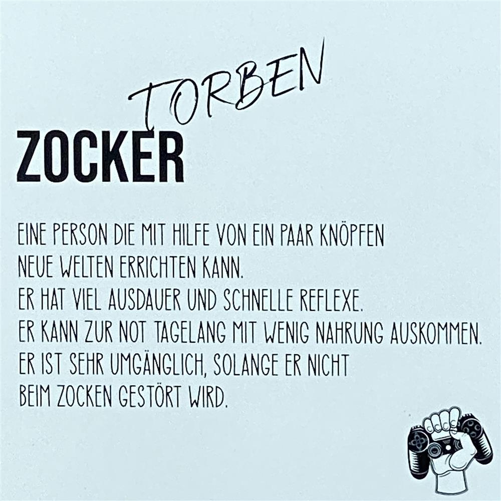 Schenke deinem besten Freund zum Geburtstag dieses personalisierte Wooden Block Art „Zocker“. Perfekt für Gaming-Abende und als coole Dekoration im Zimmer. Aus Naturholz, handgefertigt und individuell graviert. Maße 15x15x2,2 cm, Mini-Staffelei optional. Ein Geschenk, das Gaming-Fans begeistert und zeigt, dass du ihre Leidenschaft verstehst.