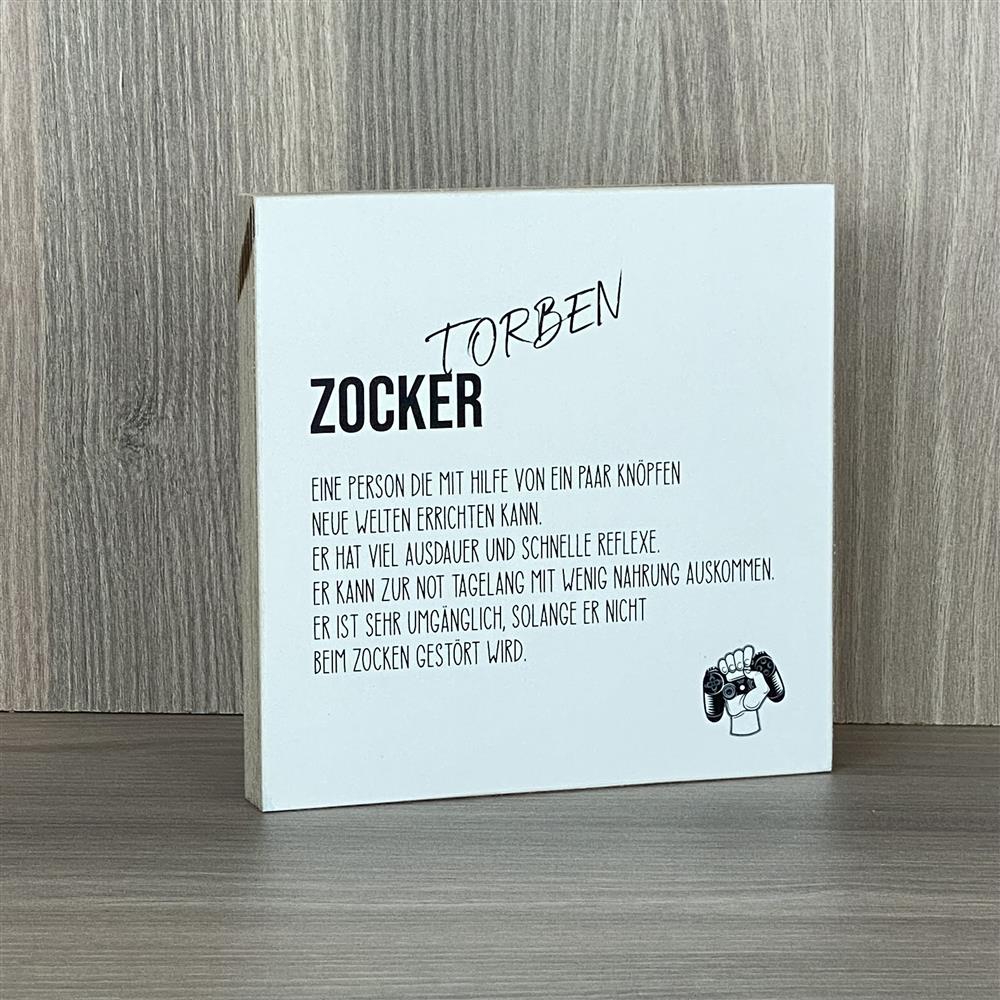 Schenke deinem besten Freund zum Geburtstag dieses personalisierte Wooden Block Art „Zocker“. Perfekt für Gaming-Abende und als coole Dekoration im Zimmer. Aus Naturholz, handgefertigt und individuell graviert. Maße 15x15x2,2 cm, Mini-Staffelei optional. Ein Geschenk, das Gaming-Fans begeistert und zeigt, dass du ihre Leidenschaft verstehst.