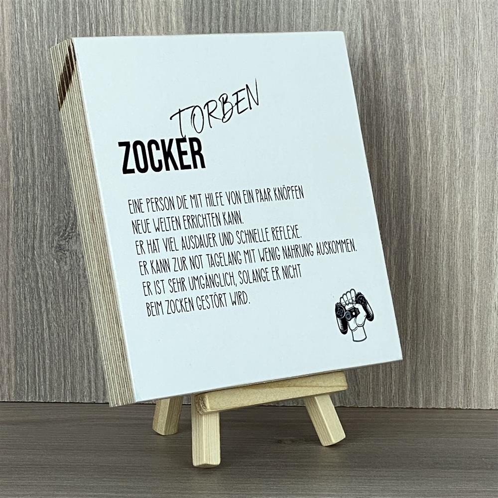 Schenke deinem besten Freund zum Geburtstag dieses personalisierte Wooden Block Art „Zocker“. Perfekt für Gaming-Abende und als coole Dekoration im Zimmer. Aus Naturholz, handgefertigt und individuell graviert. Maße 15x15x2,2 cm, Mini-Staffelei optional. Ein Geschenk, das Gaming-Fans begeistert und zeigt, dass du ihre Leidenschaft verstehst.