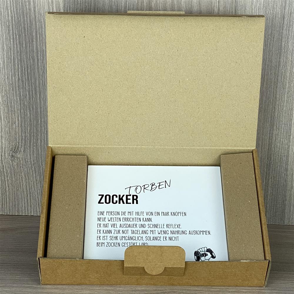 Ideal als Firmengeschenk für Kollegen oder Mitarbeiter, die Gaming lieben: Das Wooden Block Art „Zocker“ mit personalisiertem Namen. Handgefertigt aus Naturholz, 15x15x2,2 cm, jedes Stück ein Unikat. Dekorativ auf dem Schreibtisch oder als Motivation für Gaming-Pausen. Kombiniere es mit der Mini-Staffelei für ein stilvolles Präsent im Büro oder Home-Office.