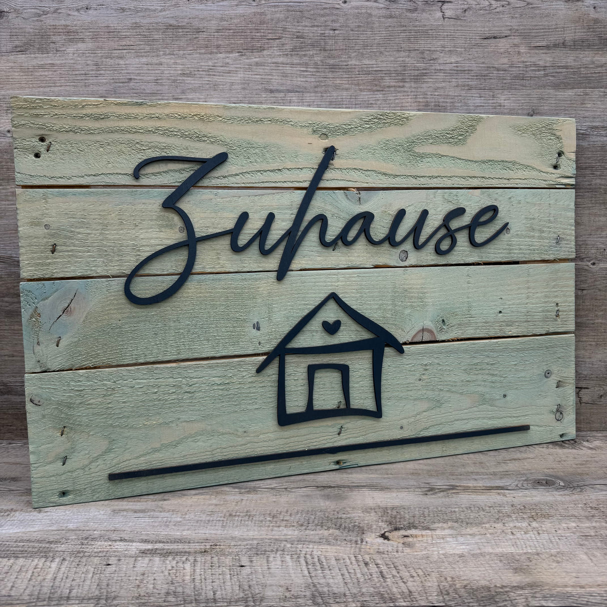 Das dekorative Holzschild „Zuhause“ bringt Gemütlichkeit und Stil in jeden Raum. Die aufgesetzten Designelemente aus Pappelholz sorgen für einen besonderen 3D-Look, Maße ca. 63 x 40 cm. Einfach mit stabilem Seil aufzuhängen, für drinnen oder geschützte Outdoor-Bereiche geeignet. Perfekt für Wohnraum, Terrasse oder Eingangsbereich. Ein schönes Geschenk für Familie, Freunde oder das eigene Heim.