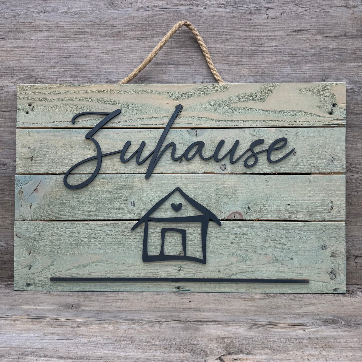 Das dekorative Holzschild „Zuhause“ bringt Gemütlichkeit und Stil in jeden Raum. Die aufgesetzten Designelemente aus Pappelholz sorgen für einen besonderen 3D-Look, Maße ca. 63 x 40 cm. Einfach mit stabilem Seil aufzuhängen, für drinnen oder geschützte Outdoor-Bereiche geeignet. Perfekt für Wohnraum, Terrasse oder Eingangsbereich. Ein schönes Geschenk für Familie, Freunde oder das eigene Heim.
