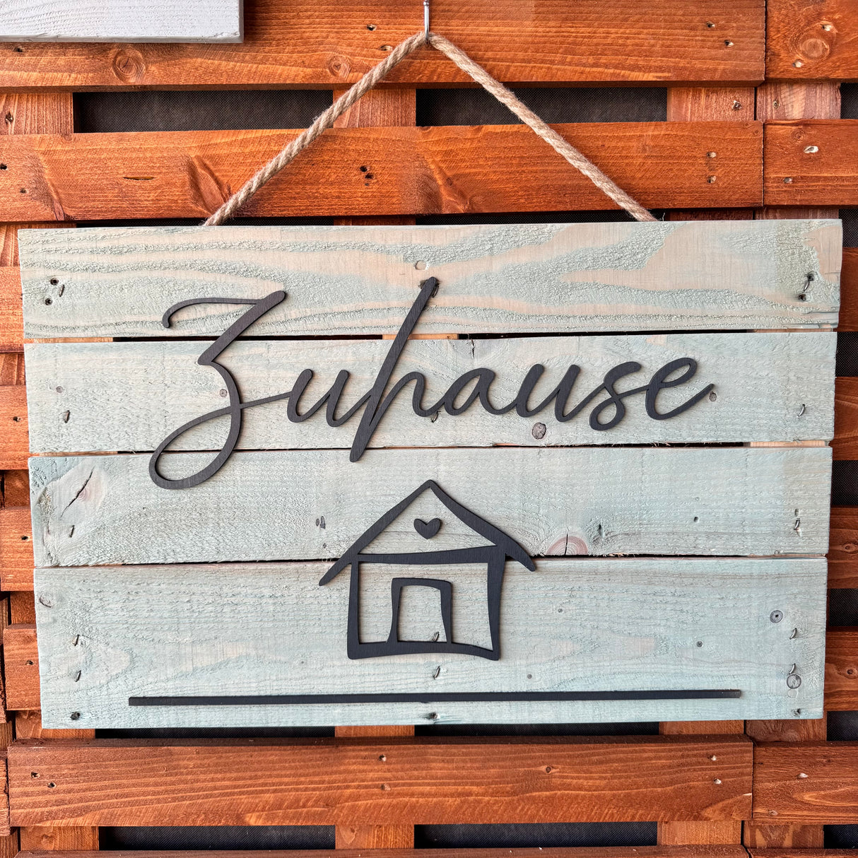 Dieses Holzschild „Zuhause“ verleiht deinem Heim eine warme und einladende Atmosphäre. Der Schriftzug und das stilisierte Hausmotiv aus 4 mm Pappelholz erzeugen einen charmanten 3D-Effekt. Hergestellt aus hochwertigem Holz, Maße ca. 63 x 40 cm, mit stabilem Seil zum einfachen Aufhängen. Ideal für Eingangsbereich, Wohnraum oder Terrasse. Ein liebevolles Geschenk zum Einzug, Umzug oder einfach für das eigene Zuhause.