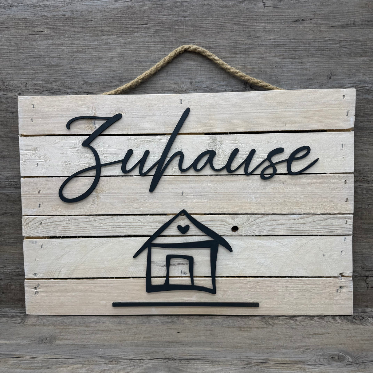 Dieses Holzschild „Zuhause“ ist die ideale Dekoration für alle, die ihr Heim gemütlich gestalten möchten. Mit stilisiertem Hausmotiv und Schriftzug aus 4 mm Pappelholz in 3D-Optik, Maße ca. 63 x 40 cm. Hochwertiges Material und stabiles Seil für einfaches Anbringen inklusive. Perfekt für Eingangsbereich, Terrasse oder Wohnzimmer. Ein besonderes Geschenk zum Einzug, Umzug oder einfach für sich selbst.
