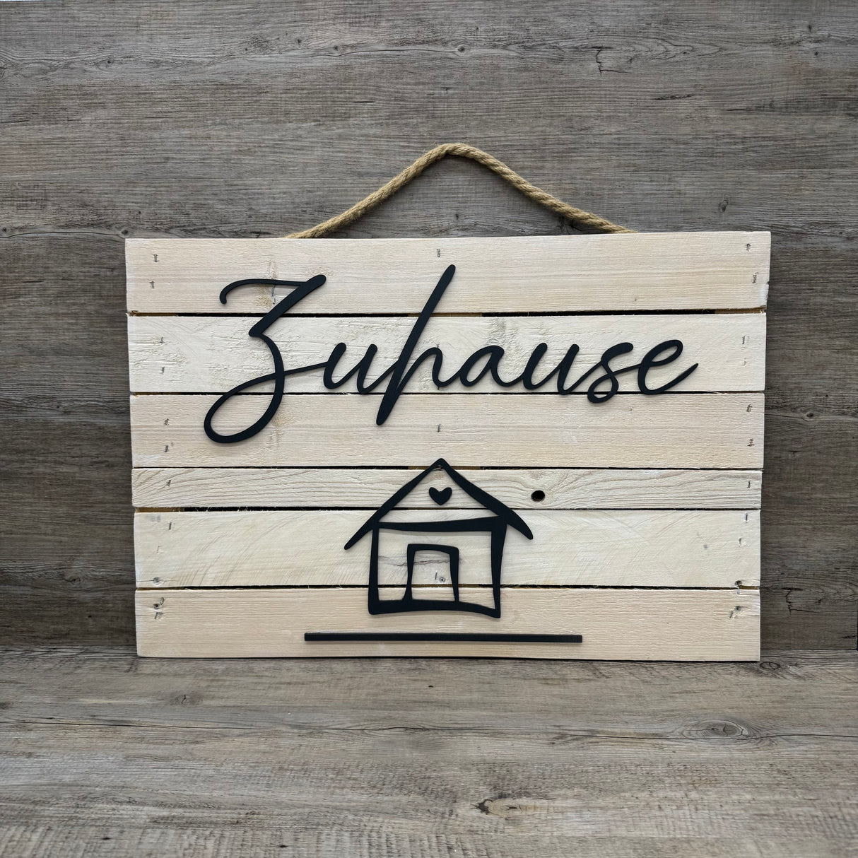 Dieses Holzschild „Zuhause“ ist die ideale Dekoration für alle, die ihr Heim gemütlich gestalten möchten. Mit stilisiertem Hausmotiv und Schriftzug aus 4 mm Pappelholz in 3D-Optik, Maße ca. 63 x 40 cm. Hochwertiges Material und stabiles Seil für einfaches Anbringen inklusive. Perfekt für Eingangsbereich, Terrasse oder Wohnzimmer. Ein besonderes Geschenk zum Einzug, Umzug oder einfach für sich selbst.