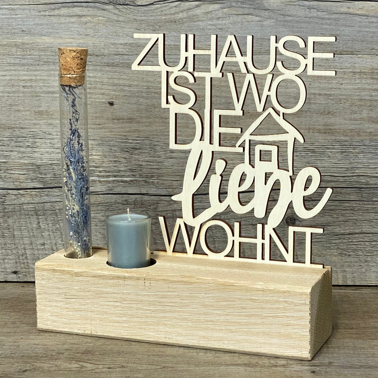 Variante 1 – Geschenk & Emotion
Romantischer Deko-Aufsteller Deluxe aus Eichenholz mit Pappelholz-Schriftzug „Zuhause, ist wo die Liebe wohnt“.
Ein liebevolles Geschenk für Einzug, Umzug, Hochzeit oder besondere Anlässe.
Personalisierbar mit Namen, Daten oder Koordinaten für ein einzigartiges Unikat.
Inklusive Reagenzglas mit Trockenblumen (blau oder rot) und Kerze – Maße ca. 20 x 6 x 5 cm.
Ein dekorativer Blickfang für Wohnzimmer, Flur oder als stilvolles Geschenk für Familie und Freunde.