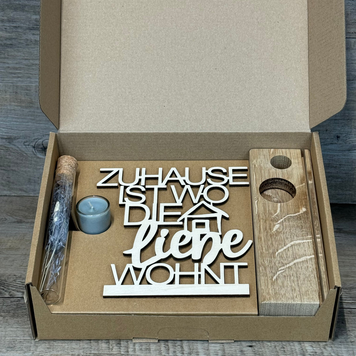 Romantischer Deko-Aufsteller Deluxe aus Eichenholz mit Pappelholz-Schriftzug „Zuhause, ist wo die Liebe wohnt“.
Ein liebevolles Geschenk für Einzug, Umzug, Hochzeit oder besondere Anlässe.
Personalisierbar mit Namen, Daten oder Koordinaten für ein einzigartiges Unikat.
Inklusive Reagenzglas mit Trockenblumen (blau oder rot) und Kerze – Maße ca. 20 x 6 x 5 cm.
Ein dekorativer Blickfang für Wohnzimmer, Flur oder als stilvolles Geschenk für Familie und Freunde.