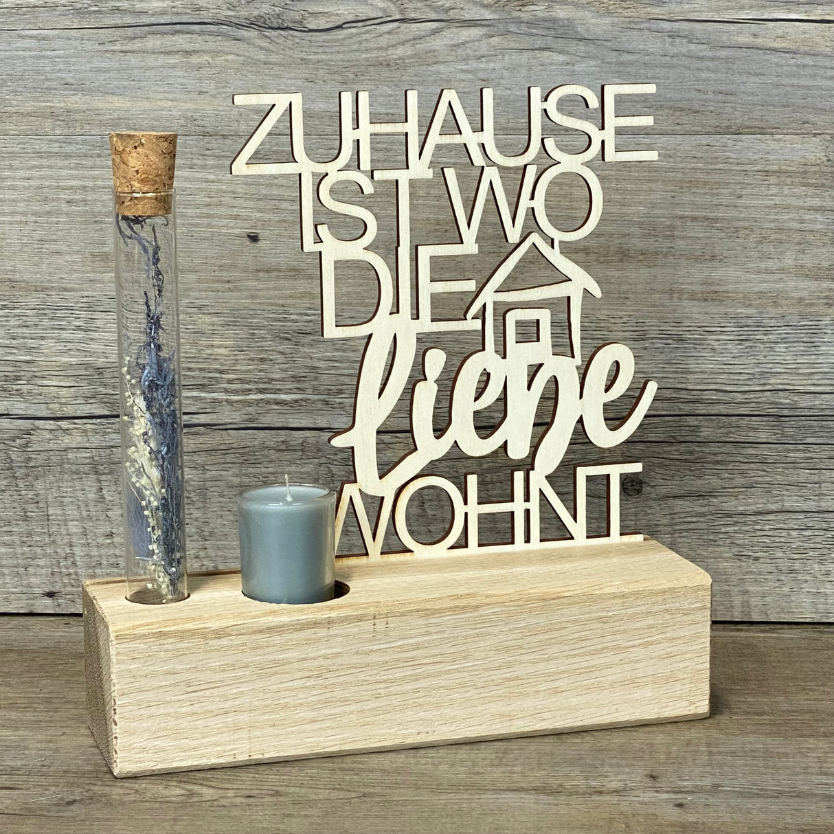 Variante 1 – Geschenk & Emotion
Romantischer Deko-Aufsteller Deluxe aus Eichenholz mit Pappelholz-Schriftzug „Zuhause, ist wo die Liebe wohnt“.
Ein liebevolles Geschenk für Einzug, Umzug, Hochzeit oder besondere Anlässe.
Personalisierbar mit Namen, Daten oder Koordinaten für ein einzigartiges Unikat.
Inklusive Reagenzglas mit Trockenblumen (blau oder rot) und Kerze – Maße ca. 20 x 6 x 5 cm.
Ein dekorativer Blickfang für Wohnzimmer, Flur oder als stilvolles Geschenk für Familie und Freunde.