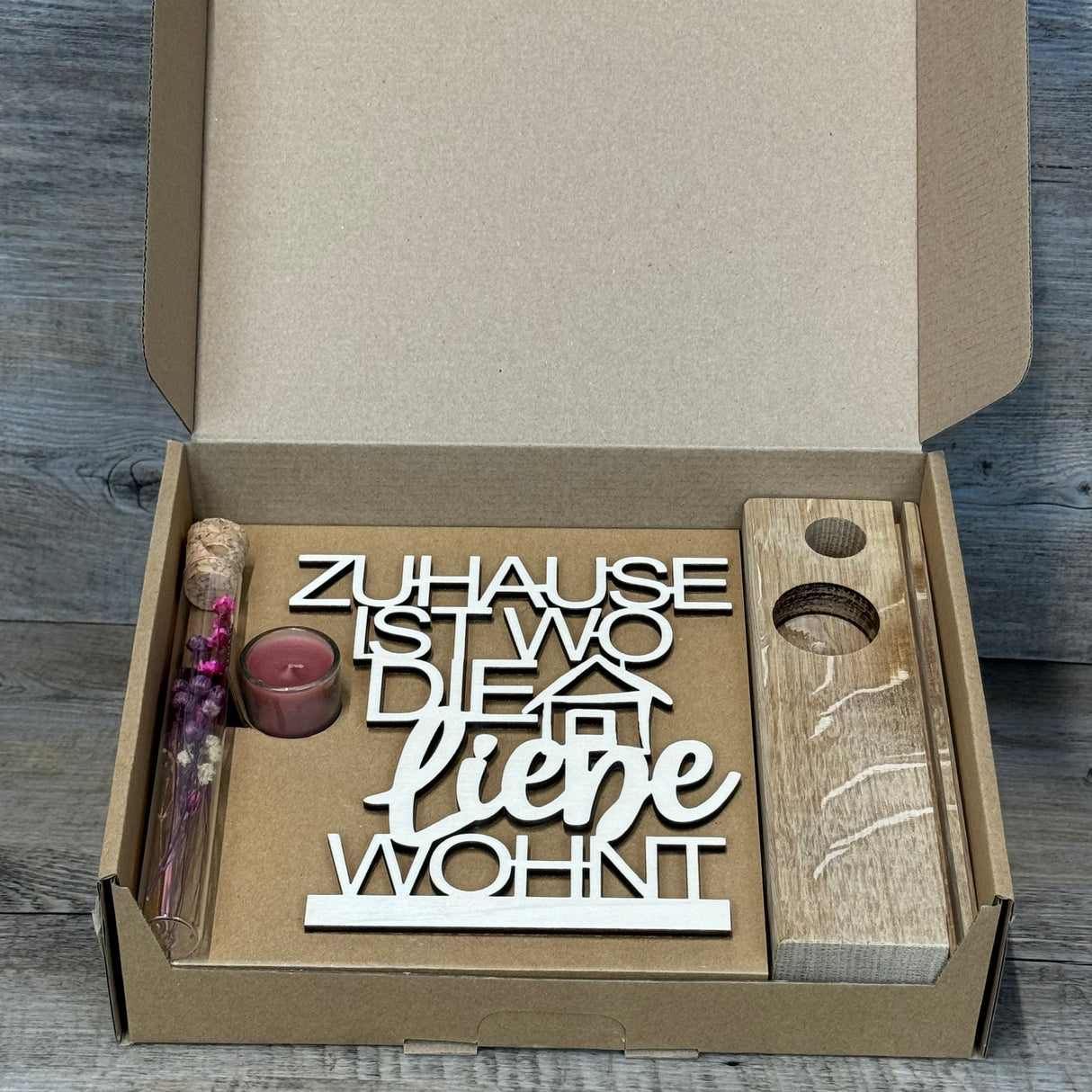 Romantischer Deko-Aufsteller Deluxe aus Eichenholz mit Pappelholz-Schriftzug „Zuhause, ist wo die Liebe wohnt“.
Ein liebevolles Geschenk für Einzug, Umzug, Hochzeit oder besondere Anlässe.
Personalisierbar mit Namen, Daten oder Koordinaten für ein einzigartiges Unikat.
Inklusive Reagenzglas mit Trockenblumen (blau oder rot) und Kerze – Maße ca. 20 x 6 x 5 cm.
Ein dekorativer Blickfang für Wohnzimmer, Flur oder als stilvolles Geschenk für Familie und Freunde.