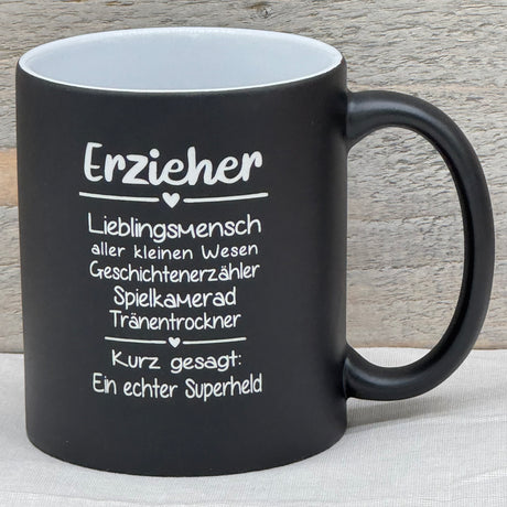 Diese personalisierte Keramik-Tasse „Erzieher/in – Superheld/in des Alltags“ ist das perfekte Dankeschön für besondere Erzieher:innen. Vorderseite mit liebevollem Gravurtext, Rückseite optional mit Wunschnamen personalisierbar. Fassungsvermögen 350 ml, Maße ca. Ø 8,2 × 9,6 cm, farbige Außenseite für fröhlichen Akzent. Ideal zum Abschied, Geburtstag oder als liebevolle Anerkennung für ihre tägliche Arbeit.
