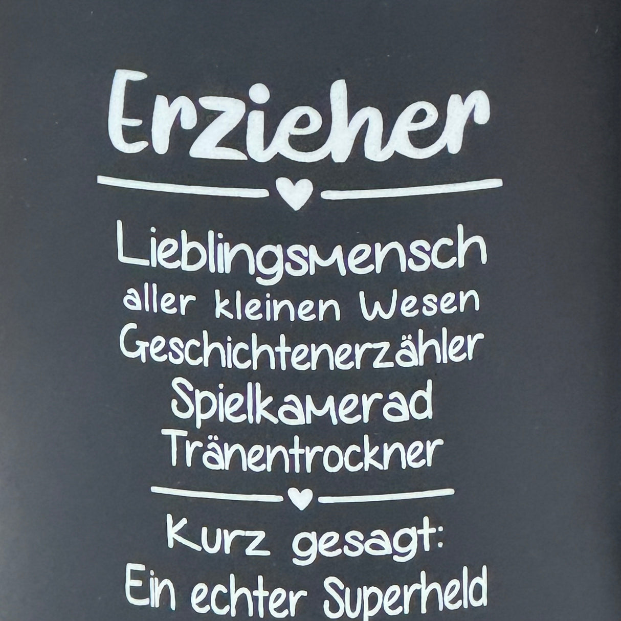 Dieses personalisierte Tassen-Set „Erzieher/in – Superheld/in des Alltags“ ist ein liebevolles Geschenk für pädagogische Fachkräfte. Vorderseite mit Gravur, Rückseite optional mit Name personalisiert. Fassungsvermögen 350 ml, ca. Ø 8,2 × 9,6 cm, farbige Außenseite für fröhlichen Akzent. Ideal als Geschenk zum Abschied, Geburtstag oder einfach als Anerkennung für die tägliche liebevolle Arbeit im Kindergarten.
