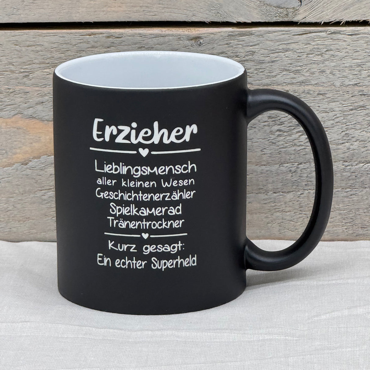 Dieses personalisierte Tassen-Set „Erzieher/in – Superheld/in des Alltags“ ist ein liebevolles Geschenk für pädagogische Fachkräfte. Vorderseite mit Gravur, Rückseite optional mit Name personalisiert. Fassungsvermögen 350 ml, ca. Ø 8,2 × 9,6 cm, farbige Außenseite für fröhlichen Akzent. Ideal als Geschenk zum Abschied, Geburtstag oder einfach als Anerkennung für die tägliche liebevolle Arbeit im Kindergarten.
