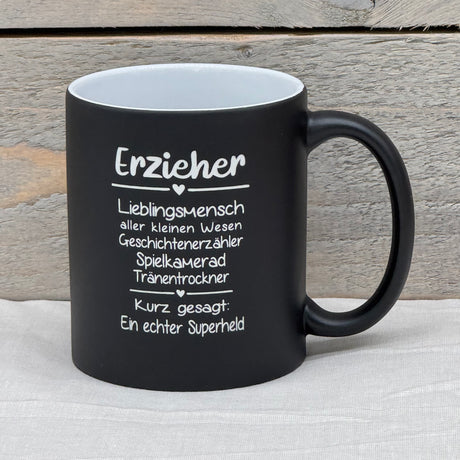 Dieses personalisierte Tassen-Set „Erzieher/in – Superheld/in des Alltags“ ist ein liebevolles Geschenk für pädagogische Fachkräfte. Vorderseite mit Gravur, Rückseite optional mit Name personalisiert. Fassungsvermögen 350 ml, ca. Ø 8,2 × 9,6 cm, farbige Außenseite für fröhlichen Akzent. Ideal als Geschenk zum Abschied, Geburtstag oder einfach als Anerkennung für die tägliche liebevolle Arbeit im Kindergarten.
