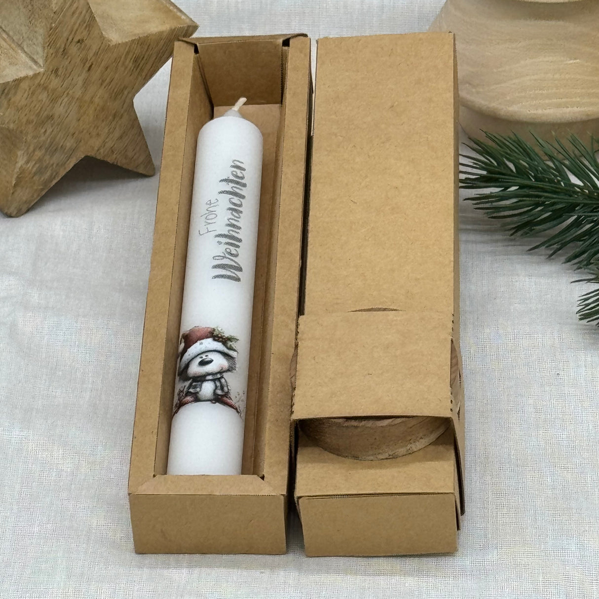 Dieses weihnachtliche Stabkerzen-Set eignet sich auch hervorragend als Firmen- oder Kundengeschenk – ideal für Mitarbeiter, Geschäftspartner oder Kunden. Mit sechs verschiedenen Motiven und Schriftzug „Frohe Weihnachten“ verbreitet die Kerze festliche Stimmung. Geschenkverpackung und optionaler Holzkerzenteller sorgen für ein stilvolles Präsent. Elegant, hochwertig und persönlich. Ein kleines, festliches Dankeschön, das Freude bereitet.
