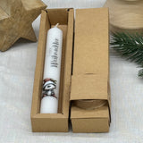 Dieses weihnachtliche Stabkerzen-Set eignet sich auch hervorragend als Firmen- oder Kundengeschenk – ideal für Mitarbeiter, Geschäftspartner oder Kunden. Mit sechs verschiedenen Motiven und Schriftzug „Frohe Weihnachten“ verbreitet die Kerze festliche Stimmung. Geschenkverpackung und optionaler Holzkerzenteller sorgen für ein stilvolles Präsent. Elegant, hochwertig und persönlich. Ein kleines, festliches Dankeschön, das Freude bereitet.
