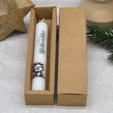 Die Stabkerze „Frohe Weihnachten“ ist ein charmantes Geschenk für Kinder, Großeltern oder Freundinnen – perfekt zum Nikolaus, Advent oder Heiligabend. Jede Kerze ist liebevoll gestaltet mit süßem Motiv und Schriftzug. Optional mit Geschenkverpackung und Kerzenteller einsetzbar. Bringt weihnachtliche Freude in jedes Zuhause. Praktisch, dekorativ und liebevoll – ein Highlight für die Festtage.
