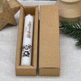 Die Stabkerze „Frohe Weihnachten“ ist ein charmantes Geschenk für Kinder, Großeltern oder Freundinnen – perfekt zum Nikolaus, Advent oder Heiligabend. Jede Kerze ist liebevoll gestaltet mit süßem Motiv und Schriftzug. Optional mit Geschenkverpackung und Kerzenteller einsetzbar. Bringt weihnachtliche Freude in jedes Zuhause. Praktisch, dekorativ und liebevoll – ein Highlight für die Festtage.
