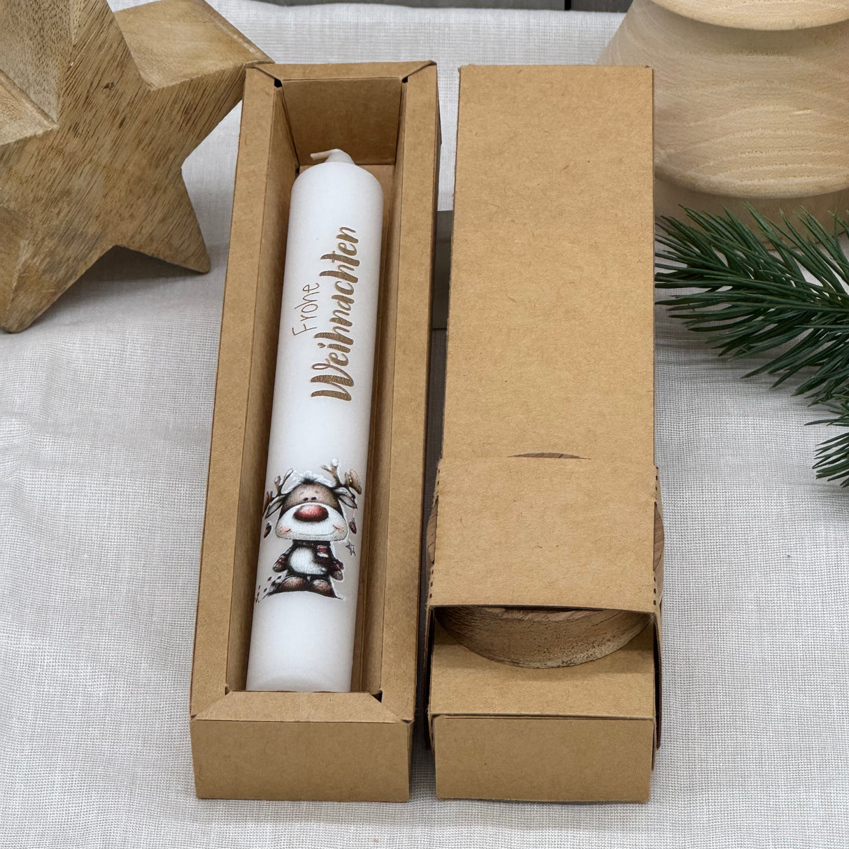 Dieses weihnachtliche Stabkerzen-Set eignet sich auch hervorragend als Firmen- oder Kundengeschenk – ideal für Mitarbeiter, Geschäftspartner oder Kunden. Mit sechs verschiedenen Motiven und Schriftzug „Frohe Weihnachten“ verbreitet die Kerze festliche Stimmung. Geschenkverpackung und optionaler Holzkerzenteller sorgen für ein stilvolles Präsent. Elegant, hochwertig und persönlich. Ein kleines, festliches Dankeschön, das Freude bereitet.
