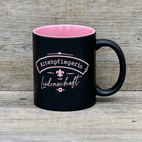Dieses personalisierte Tassen-Set für Altenpfleger:innen vereint Stil und Wertschätzung. Schwarze Außenseite, farbige Innenseite, 350 ml Fassungsvermögen, Maße ca. Ø 8,2 × 9,6 cm. Mit Lasergravur „Altenpflegerin / Altenpfleger aus Leidenschaft“ und optionalem Namen wird sie zu einem besonderen Geschenk. Ideal als Dankeschön, zu Weihnachten, Geburtstagen oder für alle, die im Pflegeberuf Großes leisten.
